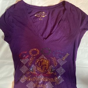 COOGI PURPLE — SIZE MEDIUM V-NECK TEE w/ RHINESTONE DESIGN